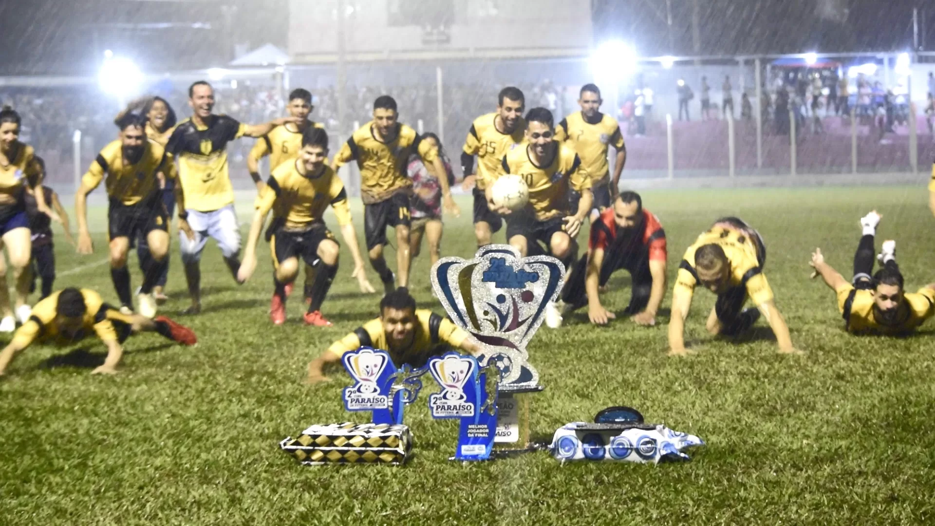 UM TRATOR DE ESTEIRA!