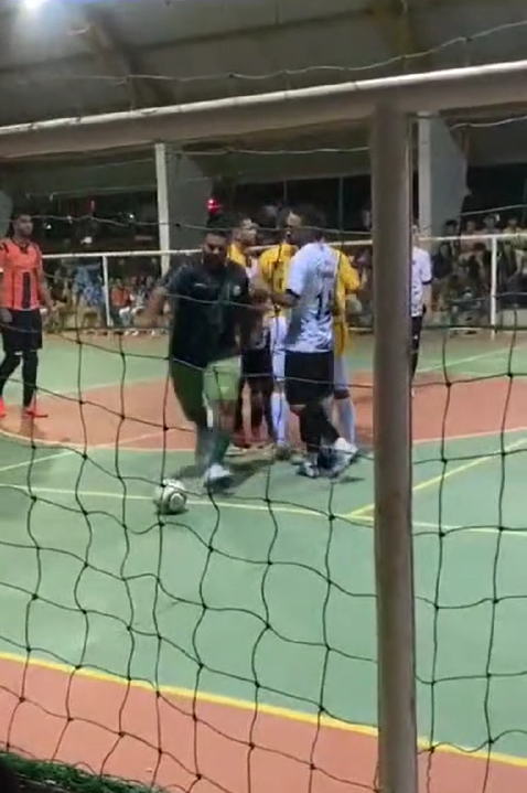Papelão no jogo entre Berizal e Ninheira de futsal