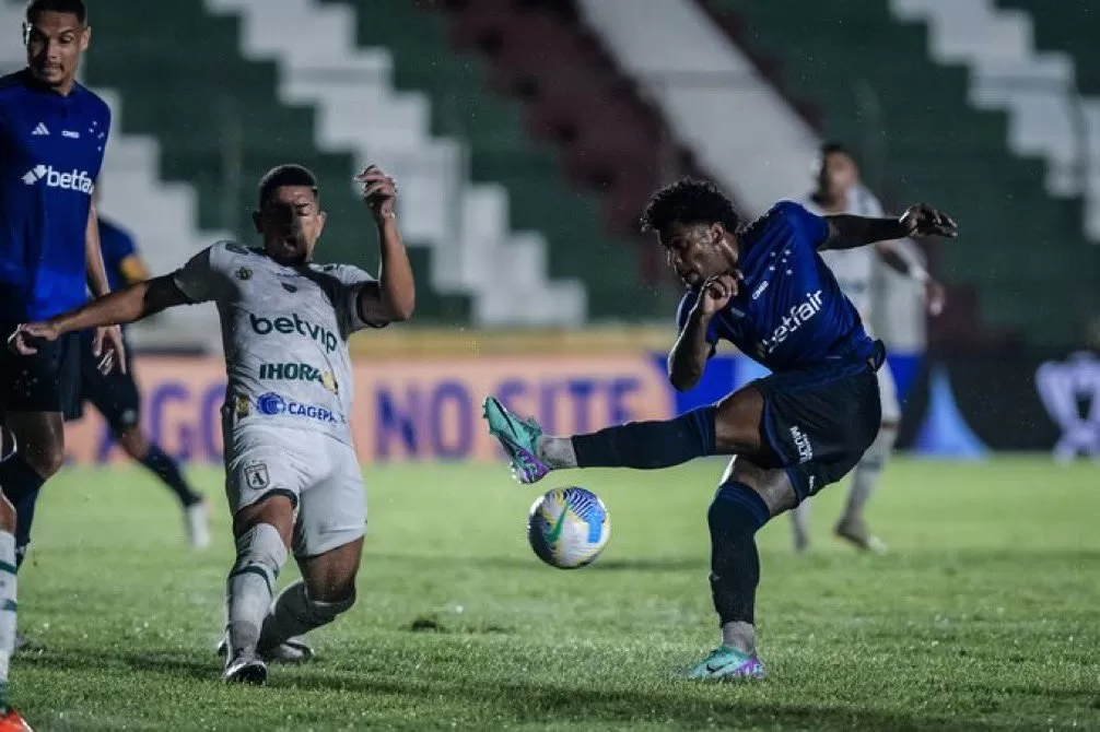 Sob muita chuva o Cruzeiro tropeça e é eliminado na estreia da Copa do Brasil