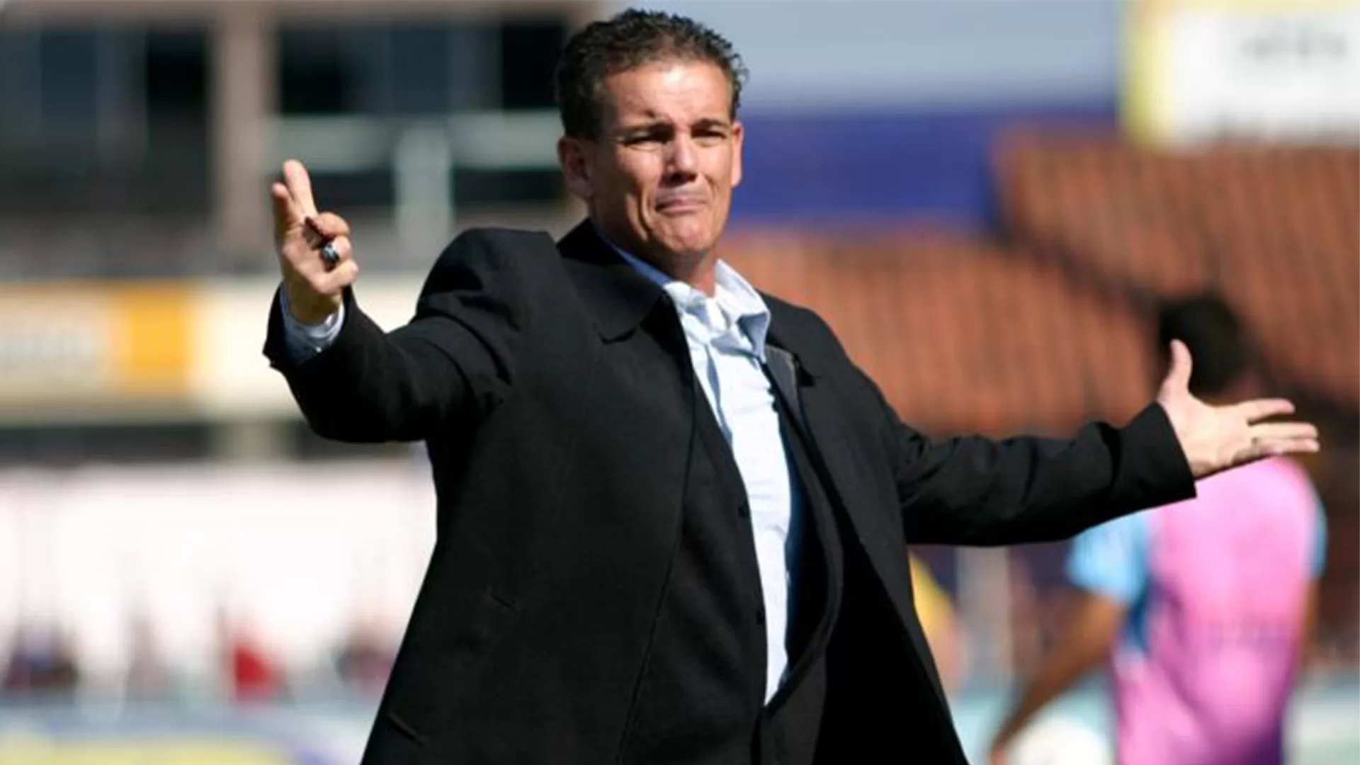 Bizarro: Técnico pede demissão no intervalo