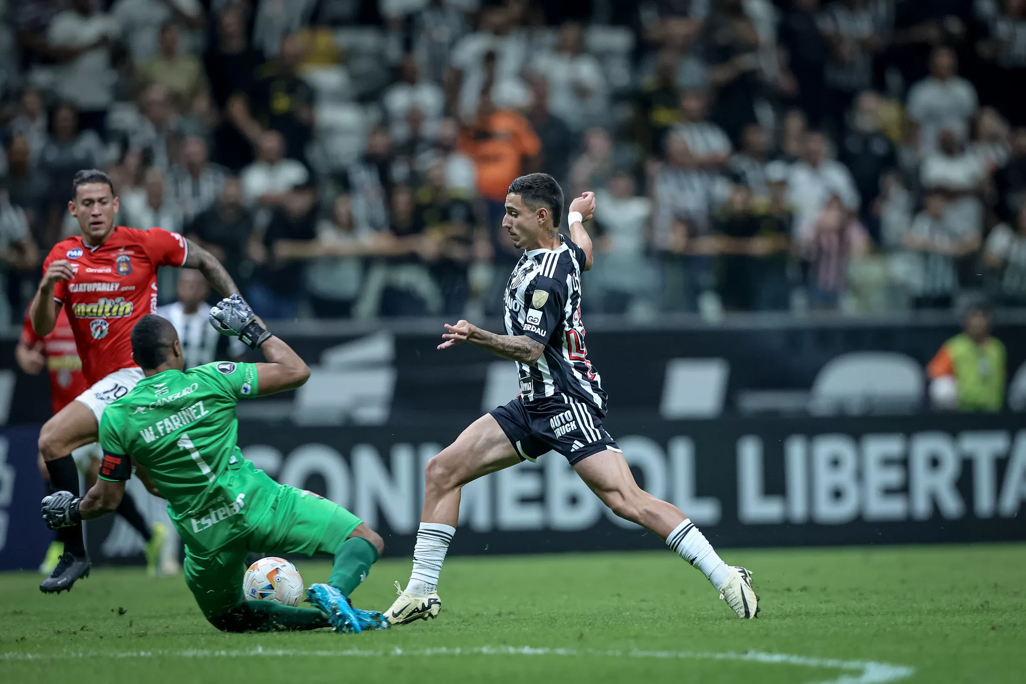 Atlético goleia e se garante em primeiro do grupo no Libertadores