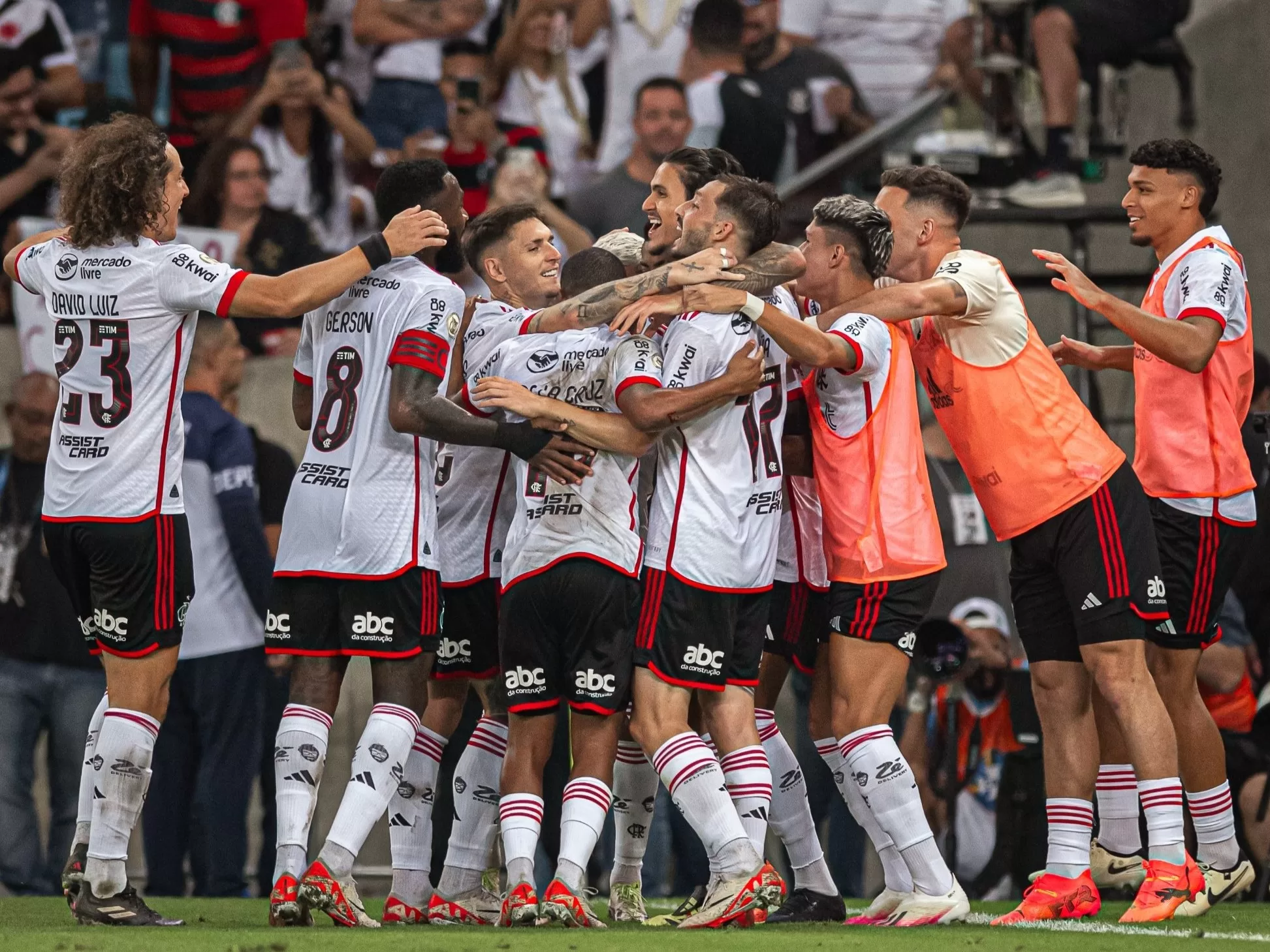 Flamengo atropela o Vasco e assume a liderança do Brasileirão