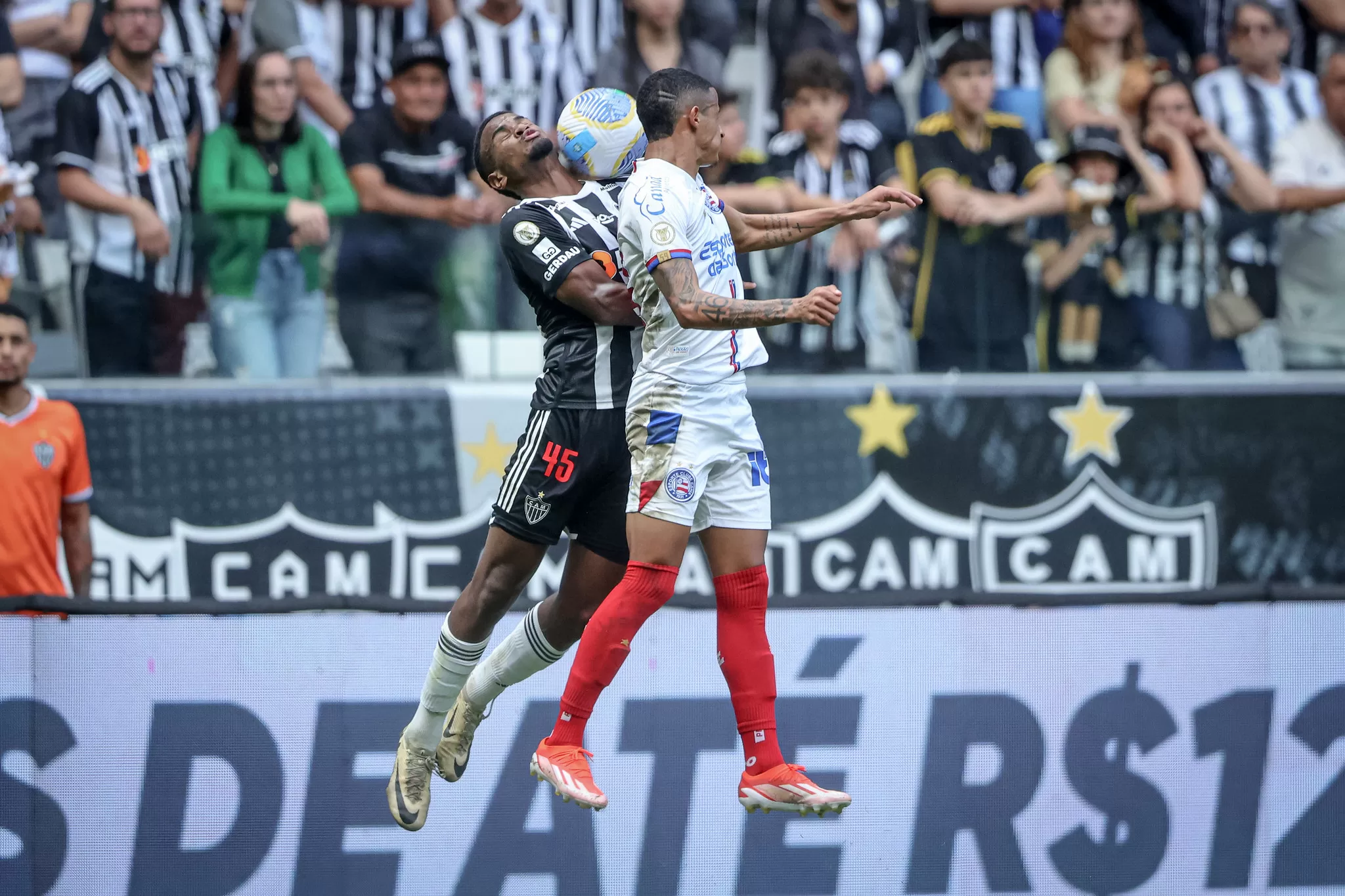 Atlético empata Bahia, cai para décimo