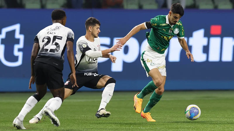 Palmeiras vence o clássico paulista, sobe para 2ª e deixa Corinthians na vice lanterna