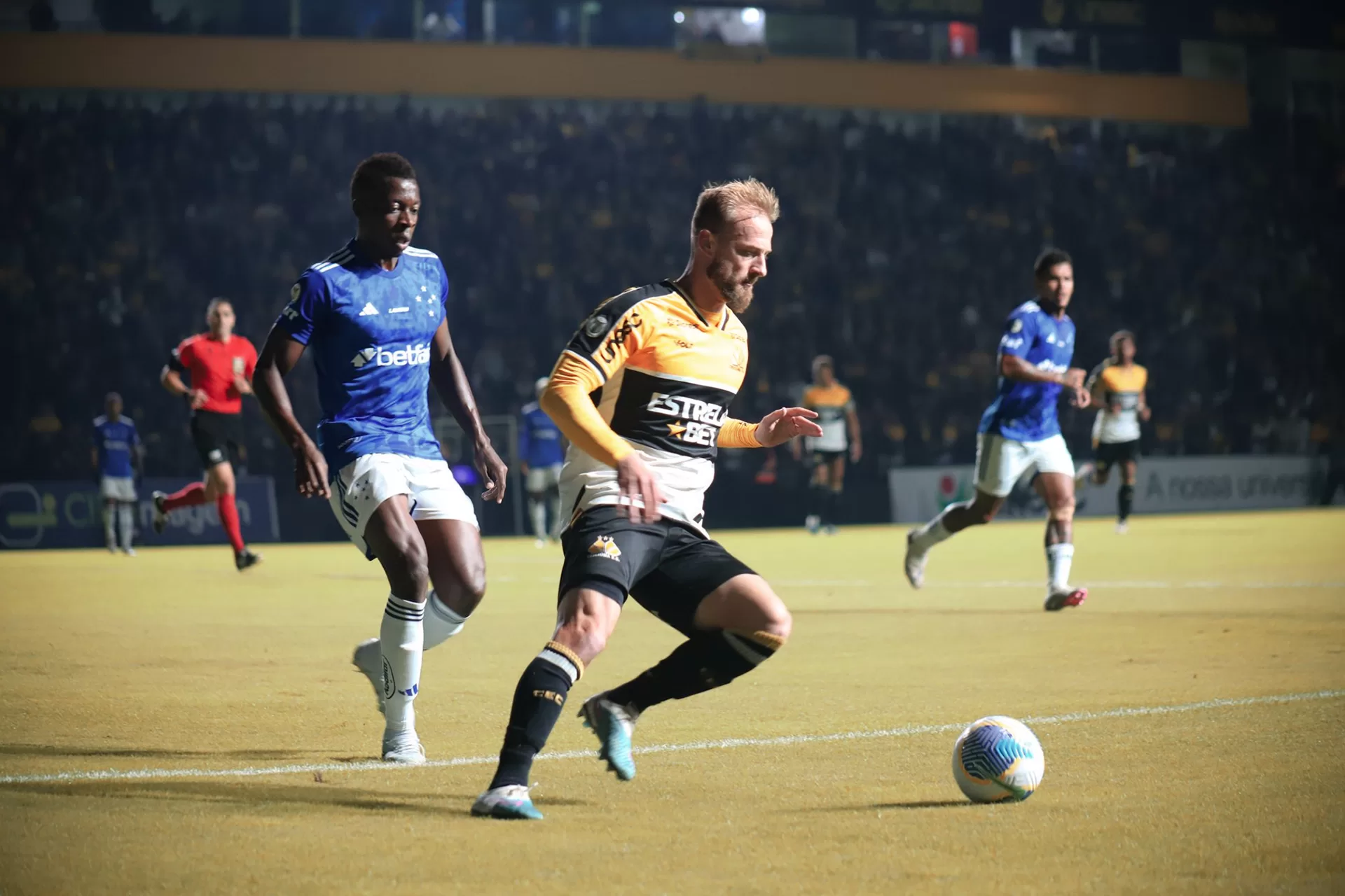 Cruzeiro perde para o Criciúma e cai para 8º no brasileirão