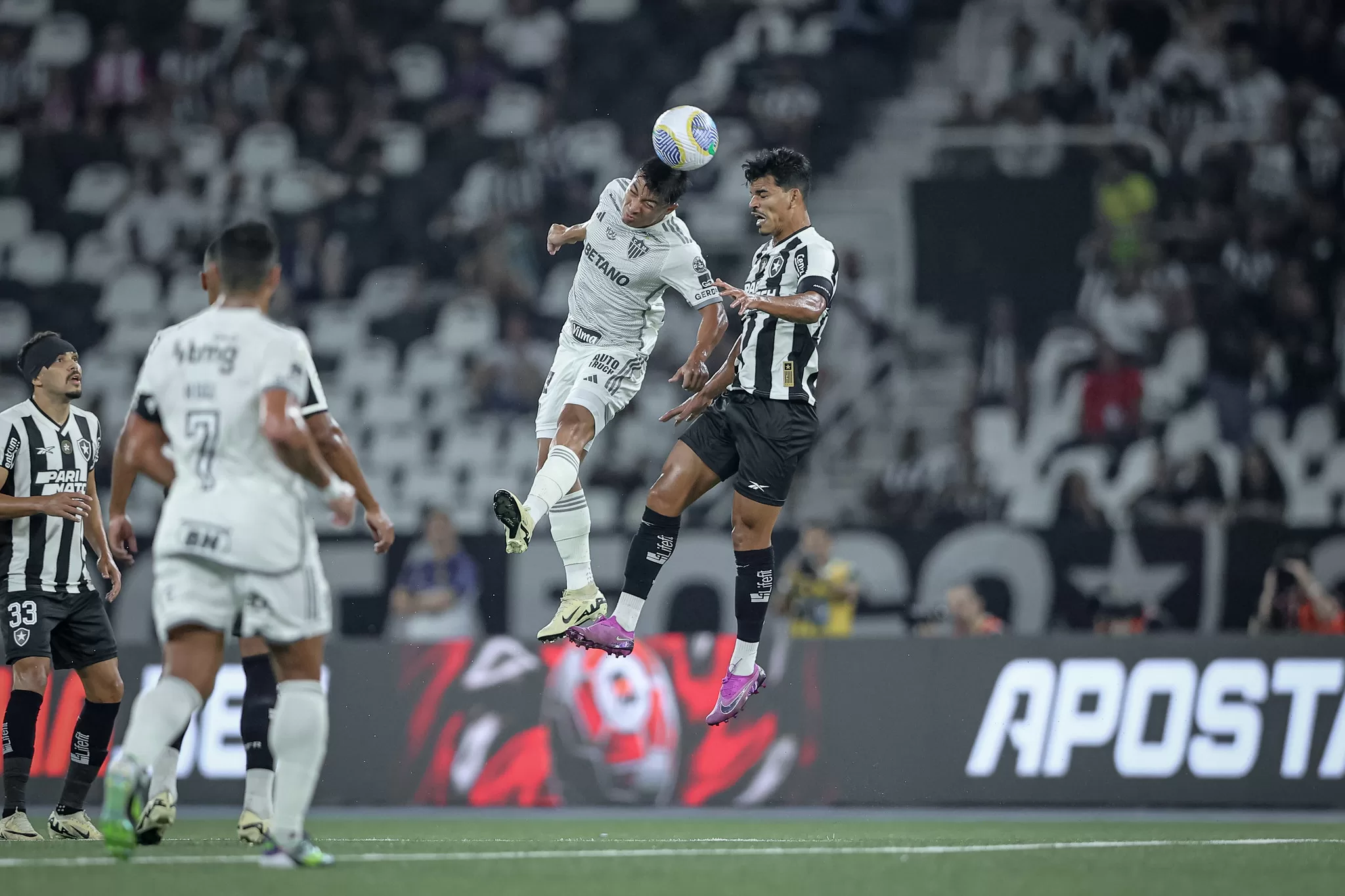 Com três golaços Botafogo domina e vence o Galo