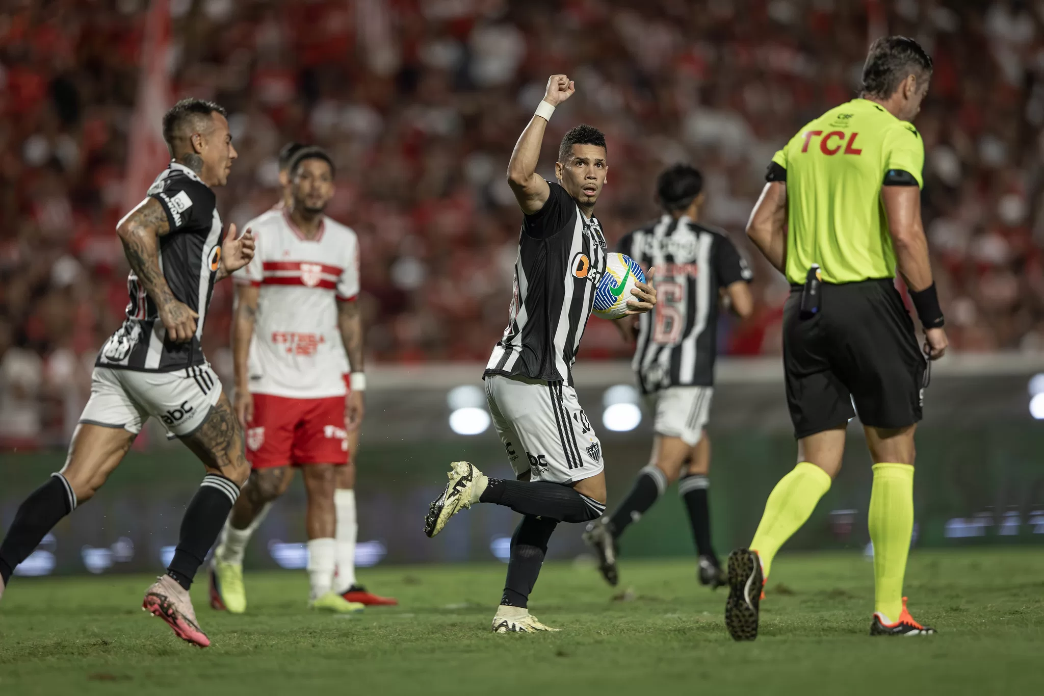 Atlético MG leva susto contra o CRB, mas se impõe no Rei Pelé e deixa tudo igual