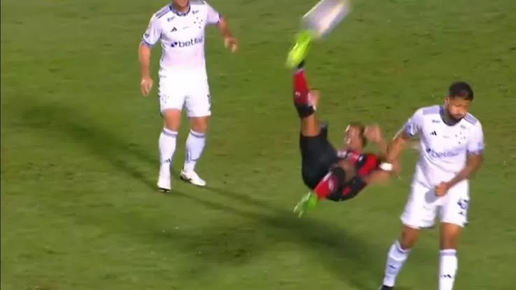 Com gol de bicicleta e polêmica da arbitragem Cruzeiro e Vitória ficam no 2 a 2