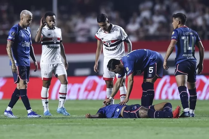 Zagueiro Juan Izquierdo, do Nacional (Uruguai), Permanece na UTI após Arritmia Cardíaca em Jogo contra o São Paulo
