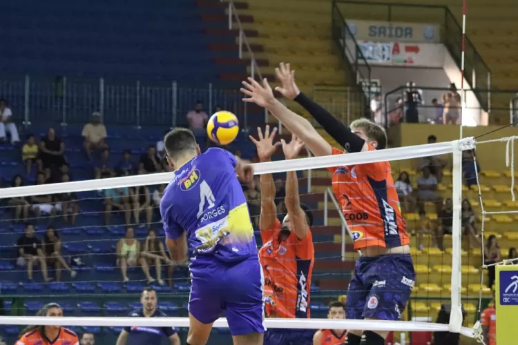 Montes Claros Vôlei quebra sequência de 27 derrotas e vence Monte Carmelo pelo Campeonato Mineiro 2024