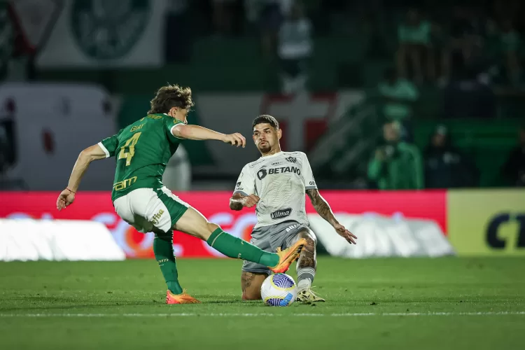 Palmeiras, com um pênalti muito questionável, vence o Atlético Mineiro no Brasileirão.