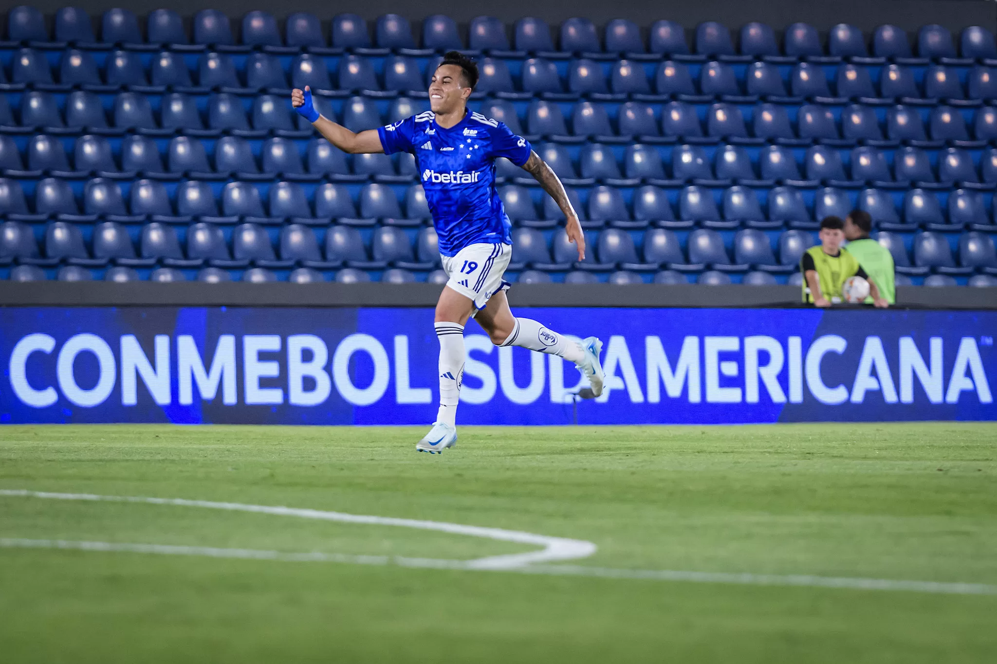 Com dois golaços Cruzeiro vence o Libertad no Paraguai