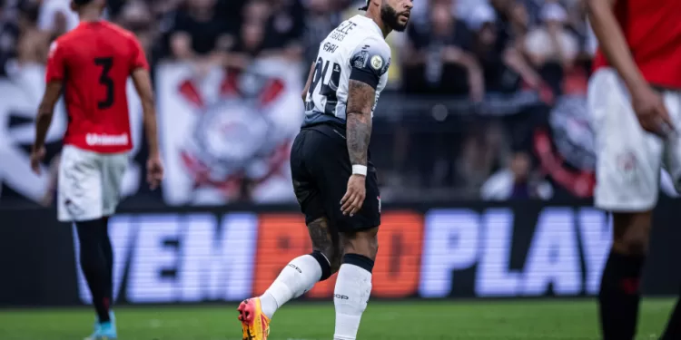 Corinthians atropela Atlético-GO por 3 a 0 na estreia de Memphis Depay