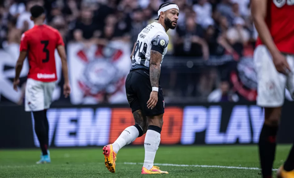 Corinthians atropela Atlético-GO por 3 a 0 na estreia de Memphis Depay