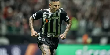 De virada, com direito a golaço e lei do ex, Atlético vence o Vasco pela Copa do Brasil