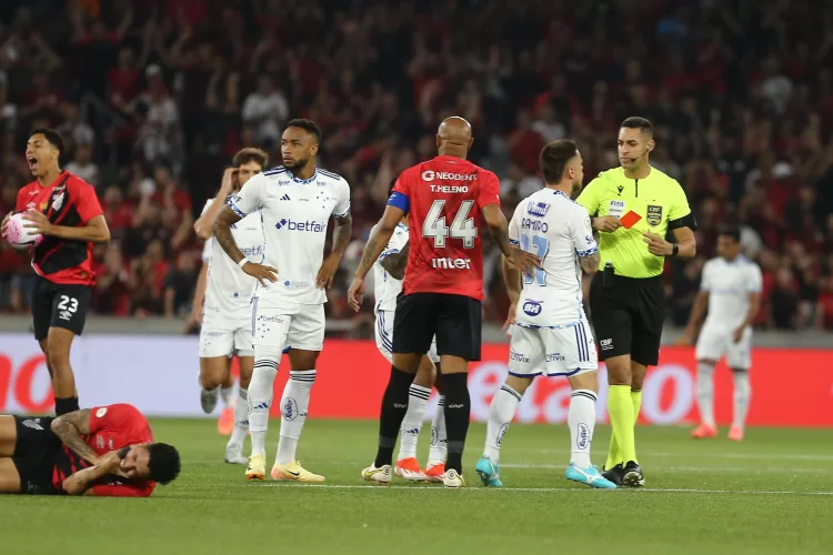Recorde Inusitado e Expulsão Relâmpago: Cruzeiro Perde para Atlético-PR e Rafa Silva é Expulso com Apenas 3 Segundos de Jogo