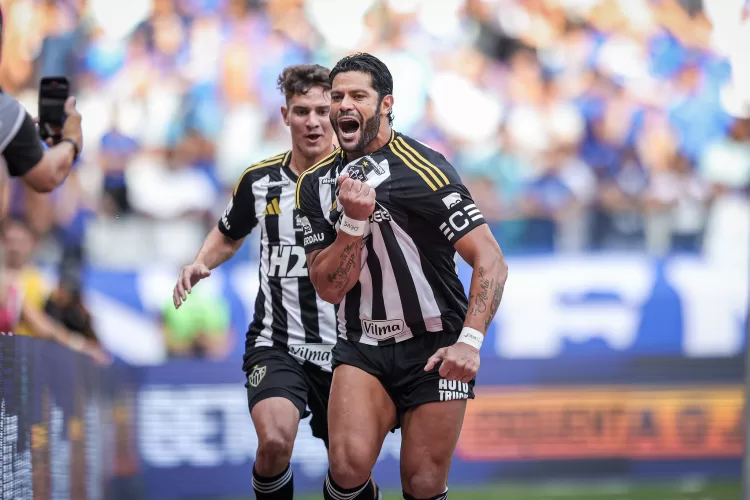 Atlético domina clássico do inicio ao fim e vence com dois gols de Hulk, mas o Cruzeiro apesar da derrota garante classificação as semifinais.