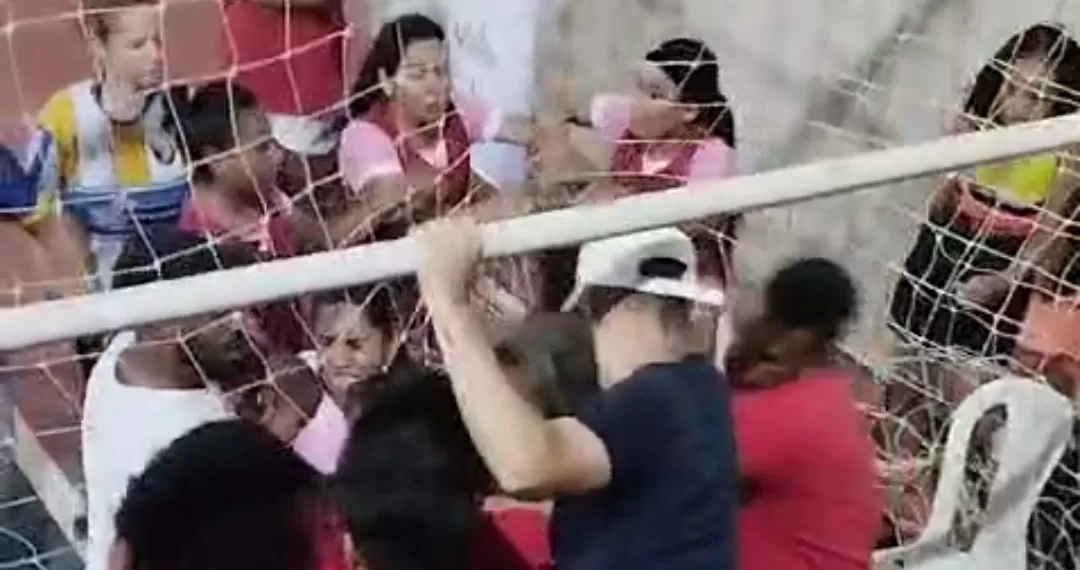 Jogo de futsal feminino termina em confusão generalizada em São João do Paraíso