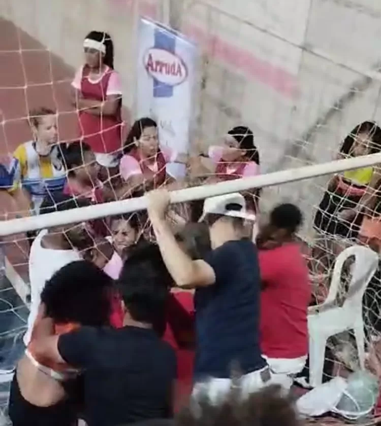 Jogo de futsal feminino termina em confusão generalizada em São João do Paraíso