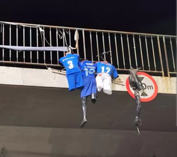 Matheus Pereira , Marlon e Willian são alvos de protesto da torcida do Cruzeiro, bonecos dos jogadores foram pendurados em viaduto