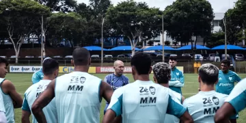 Leonardo Jardim comanda primeiro treino no Cruzeiro, e cobra mais entrega dos jogadores.