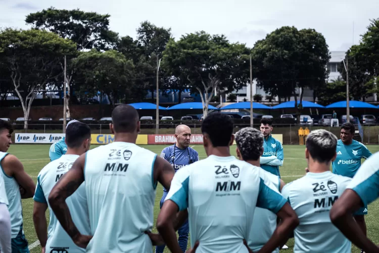 Leonardo Jardim comanda primeiro treino no Cruzeiro, e cobra mais entrega dos jogadores.