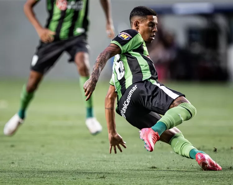 Matheus Henrique, Lateral Direito, Natural de Salinas, fecha acordo com Shabab Al Ahli Club e vai jogar nos Emirados Árabes