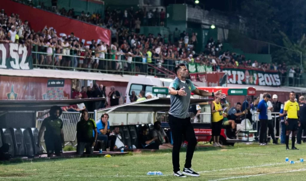 Douglas Ferreira treinando