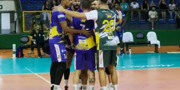 Montes Calros Volei comemorando ponto