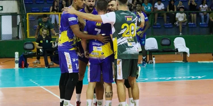 Montes Calros Volei comemorando ponto