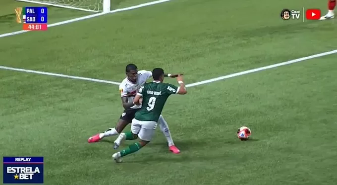 Arboleda penalti VItor ROque