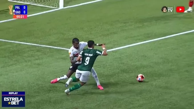 Arboleda penalti VItor ROque