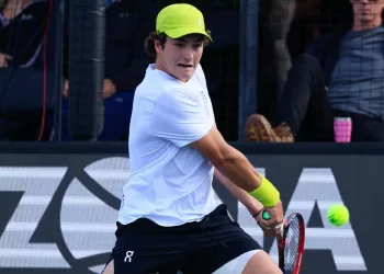 João Fonseca vence Kei Nishikori e vai a final do Challenger de Phoenix, saiba onde assistir de graça