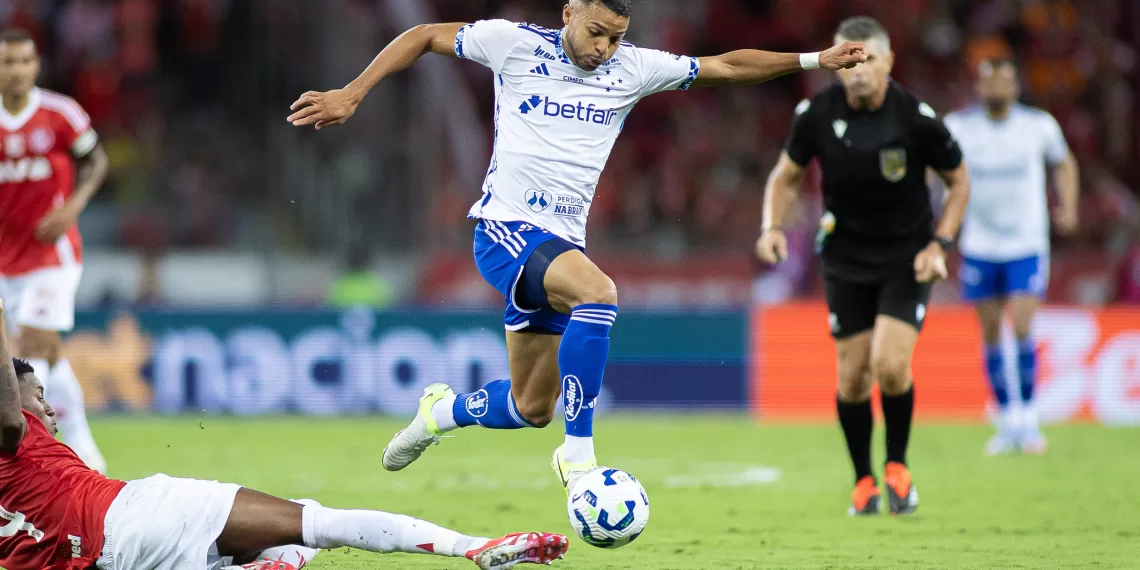 Cruzeiro sofre com erro de arbitragem e perde para o Internacional em Porto Alegre