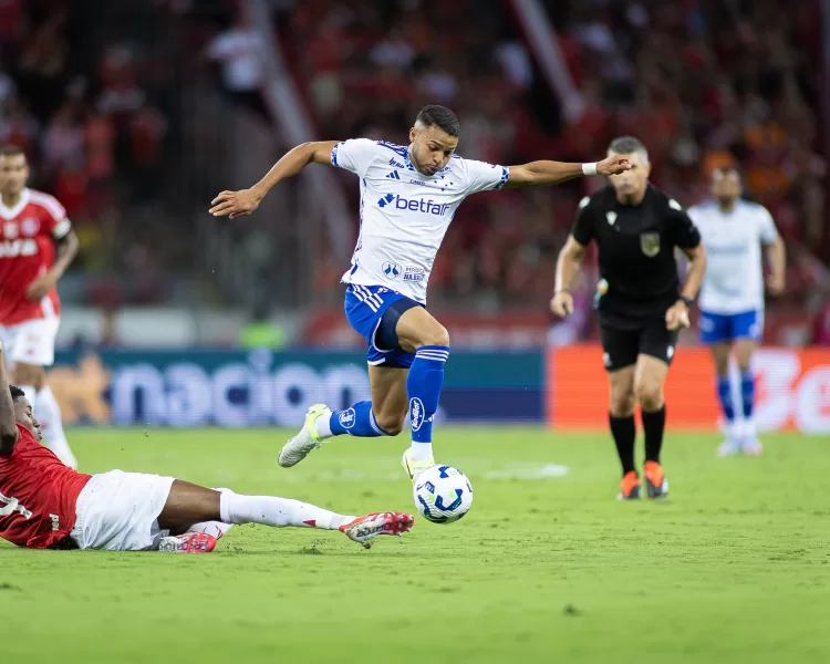 Cruzeiro sofre com erro de arbitragem e perde para o Internacional em Porto Alegre
