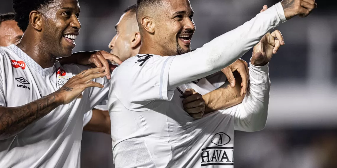 Com gols de ex-cruzeirenses, Galo é derrotado pelo Santos e cai para a vice-lanterna
