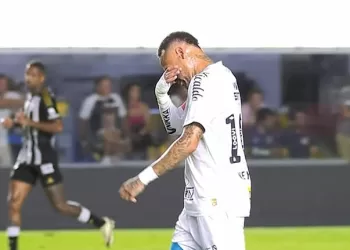 De volta… e já fora de novo: Neymar sofre nova lesão na coxa e segue tratamento no Santos