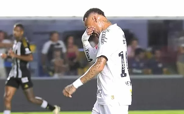De volta… e já fora de novo: Neymar sofre nova lesão na coxa e segue tratamento no Santos
