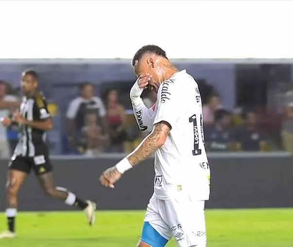 De volta… e já fora de novo: Neymar sofre nova lesão na coxa e segue tratamento no Santos