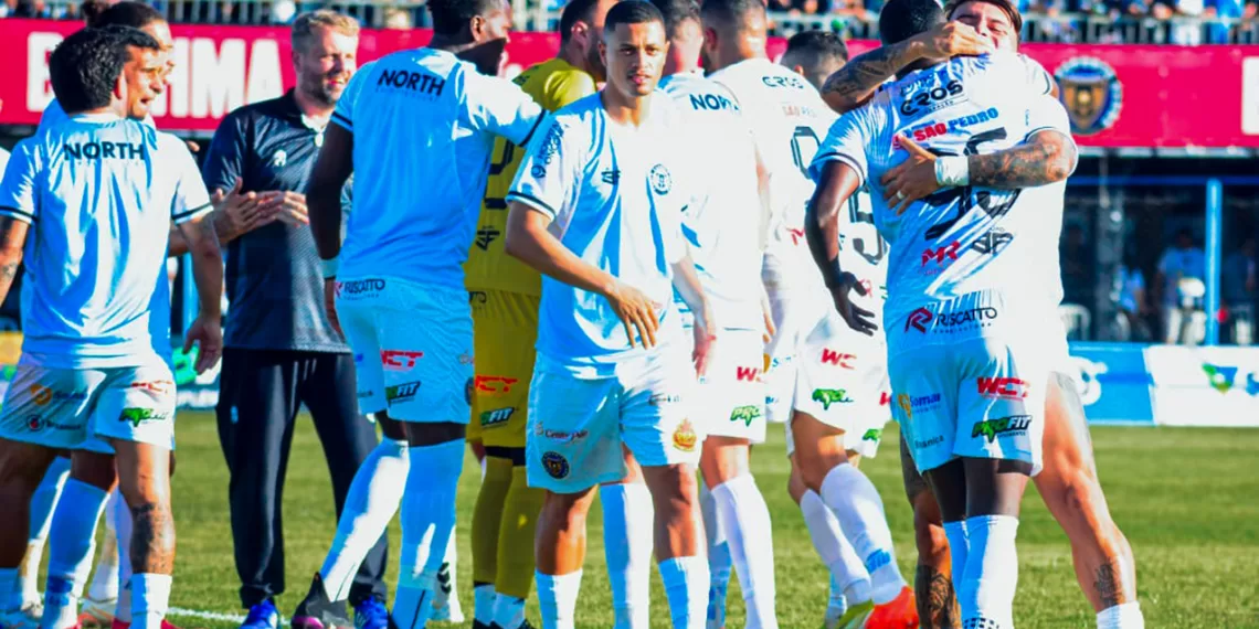 Em duelo direto na parte de cima da tabela do Módulo II do Campeonato Mineiro, North Esporte Clube e Democrata de Sete Lagoas empataram por 2 a 2 na tarde deste sábado (24), no Estádio José Maria Melo, em Montes Claros. Foto Lara Mendes @laramendes_foto