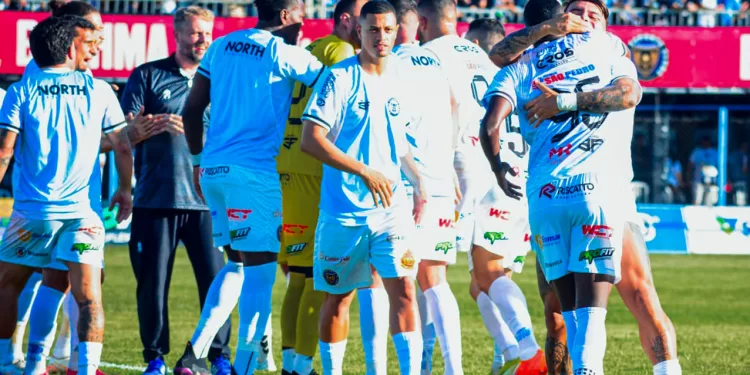 Em duelo direto na parte de cima da tabela do Módulo II do Campeonato Mineiro, North Esporte Clube e Democrata de Sete Lagoas empataram por 2 a 2 na tarde deste sábado (24), no Estádio José Maria Melo, em Montes Claros. Foto Lara Mendes @laramendes_foto