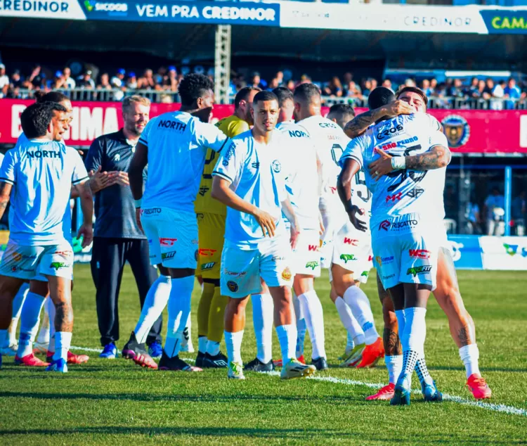 Em duelo direto na parte de cima da tabela do Módulo II do Campeonato Mineiro, North Esporte Clube e Democrata de Sete Lagoas empataram por 2 a 2 na tarde deste sábado (24), no Estádio José Maria Melo, em Montes Claros. Foto Lara Mendes @laramendes_foto