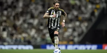 Na raça e com apoio da torcida, Atlético supera Fluminense em duelo eletrizante na Arena MRV