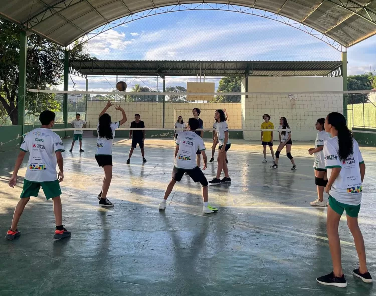 AEESB oferece 240 vagas gratuitas para projeto de handebol e vôlei em Montes Claros