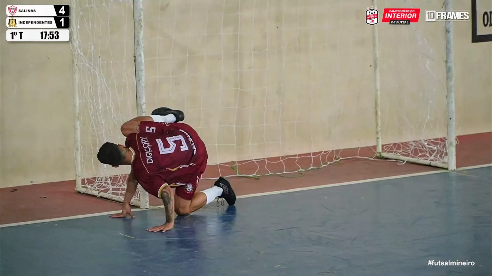 Luan Japa Salinas Futsal Comemorando Gol diante mijada na trave