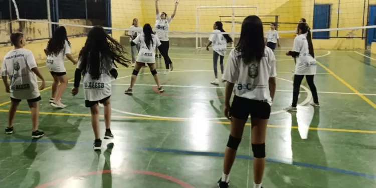 Férias com vôlei, diversão e movimento, Projeto da AEESB, MOC Vôlei e AeC garantem esportes a criançada mesmo no recesso escolar