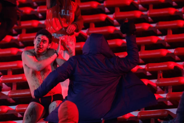 Confronto entre torcidas interrompe Independiente x Universidad de Chile e deixa 10 feridos na Sul-Americana