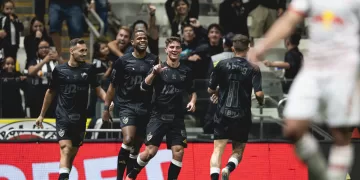 Atlético-MG supera Bragantino em duelo conturbado e volta a vencer no Brasileirão