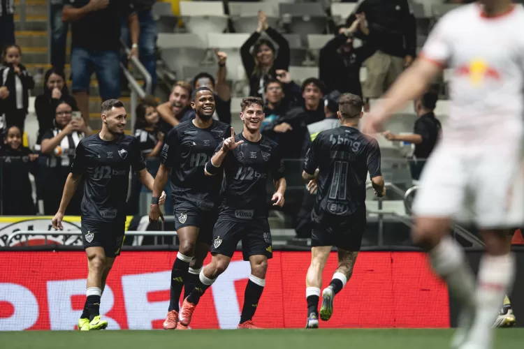 Atlético-MG supera Bragantino em duelo conturbado e volta a vencer no Brasileirão