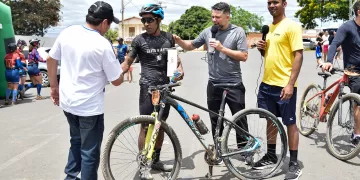 Maikon Souza, conhecido como “Borracha” tomou uma decisão impressionante: concluir a prova empurrando a bicicleta e correndo os últimos 6 quilômetros.